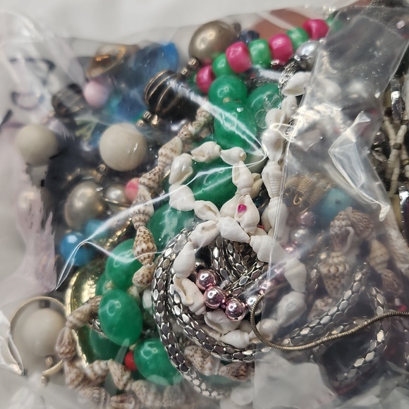 2.2 Pounds Mixed Jewelry Lot Craft Repurpose Wearable Items Resale Junk Jewelry - Picture 4 of 4